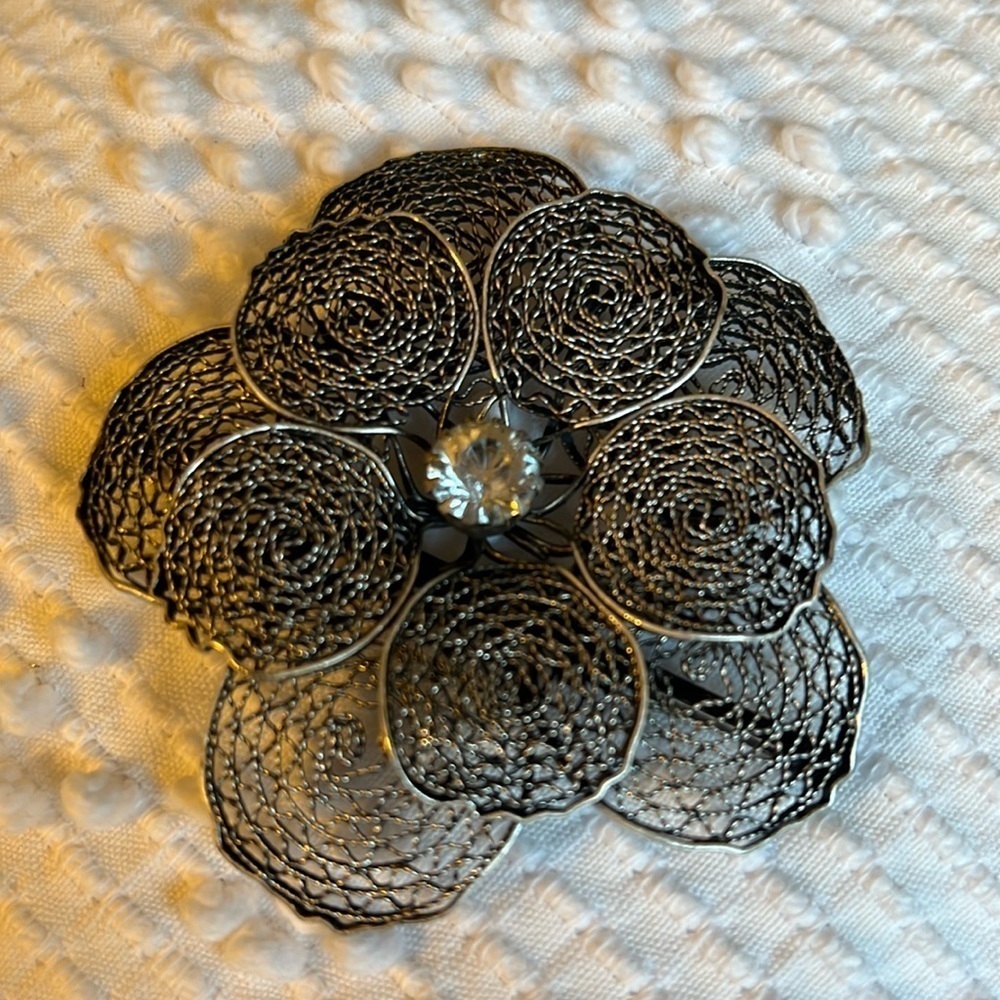 Vintage filigree floral pin.
